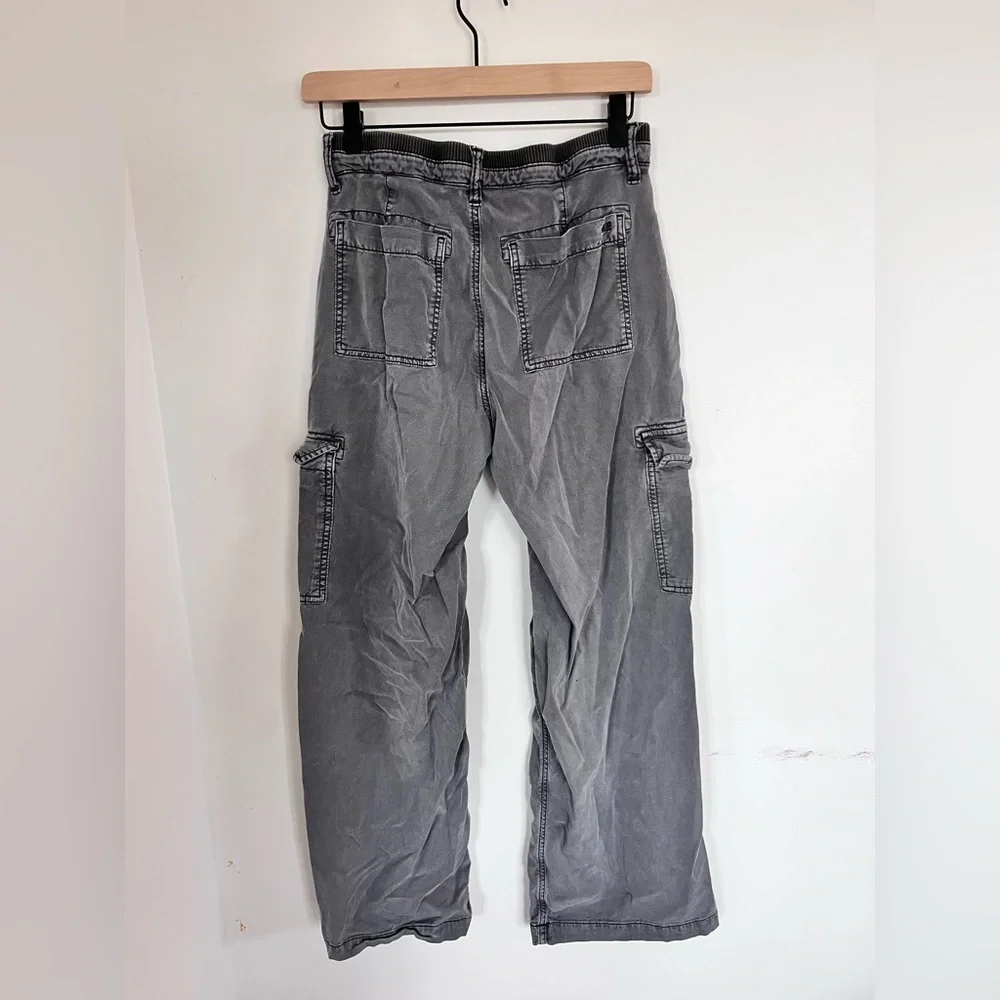 American Eagle Gray High-Waisted Wide Leg Cargo Pants - Size 2 Regular - Picture 2 of 3